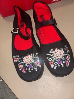 BONGO Black Embroidered Floral Mary Jane Flats